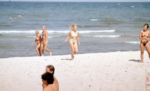 DDR -  DIA  -  Akt  -  Ostsee   - Frau -  Farbe  - Bild 1 von 1