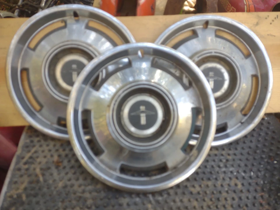 Chevrolet Corvair Monza hubcaps. Set Of 3 — 第 1/1 张图片