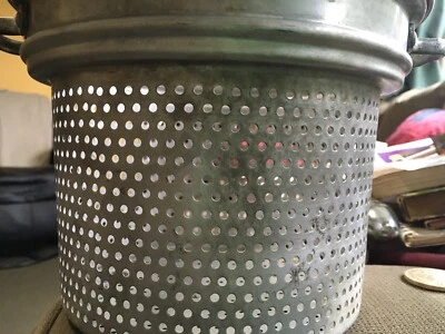 LEYSE ALUMINUM CO. 1.75 Gallon Stock Pot, Strainer. - Image 1 of 4