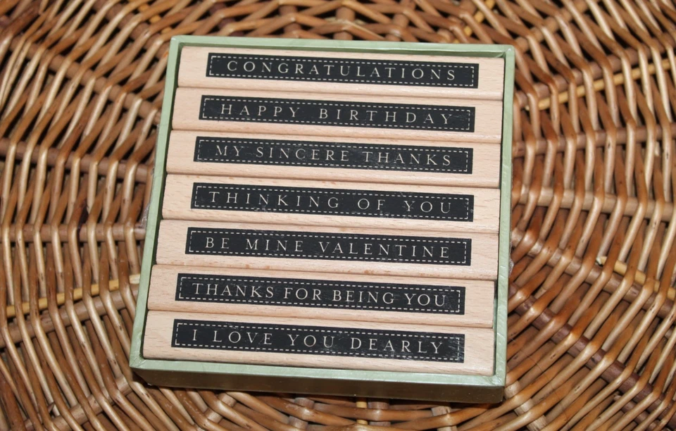 JUEGO COMPLETO Lote Etiquetas Regalo Fabricación de Tarjetas Usado en Excelente Condición Cumpleaños Dulces Frases Mensajes 2004 Foto 1 de 4