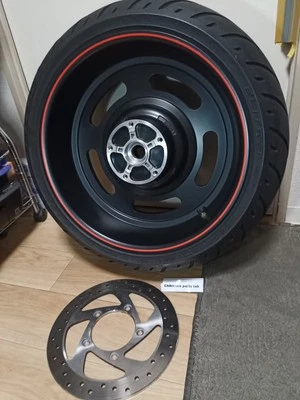 Harley Davidson V-Rod 夜杆后轮 18x8 轮圈带磁盘 Vrod — 第 1/4 张图片