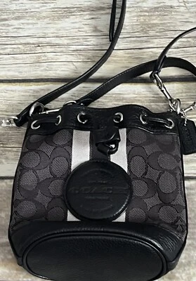 Bolso tipo cubo Coach Mini Dempsey Patch firma jacquard caqui/silla de montar C8322 Foto 1 de 4