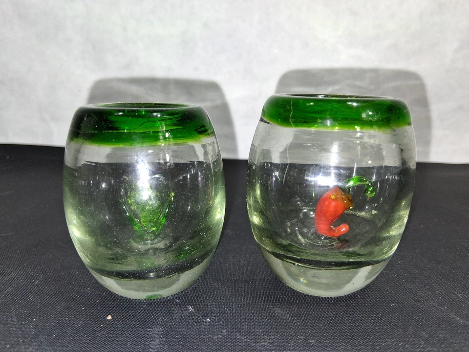 Vasos de chupito soplados a mano vintage borde verde tequila chile pimienta planta de agave México Foto 1 de 4