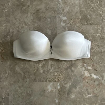 Victoria’s Secret Bombshell Plunge - Image 1 of 2