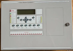 £400 + IVA - Kentec - Syncro - Panel de alarma contra incendios de 2 bucles con protocolo Hochiki ESP - Imagen 1 de 10