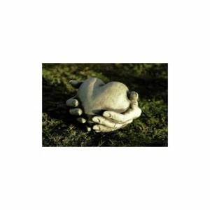 Gartenfigur "HERZ IN HAND" für Teelicht, Steinguss Sofort Lieferbar - Bild 1 von 1