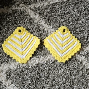 2 Hand Crocheted Potholders Hot Pads Holders Trivets Yellow & White MCM Vintage - Picture 1 of 5