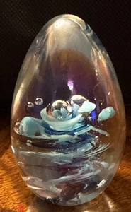 Pequeño peso de papel de lágrima en azul firmado SG’90 vidrio iridiscente - Imagen 1 de 6