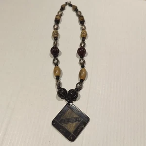 Collana con perline in legno intagliato vintage ciondolo boho tribale etnico terroso - Foto 1 di 9