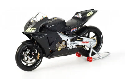 1:12 2002 Valentino Rossi --  #46 Honda RC211V -- Pre-Season Test -- Minichamps - Image 1 of 2