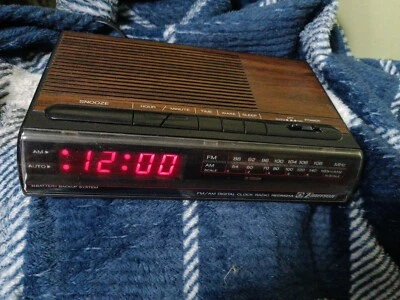 Vintage Emerson FM/AM Digital Clock Alarm Radio RED5521 Woodgrain Tested Works - Image 1 of 4