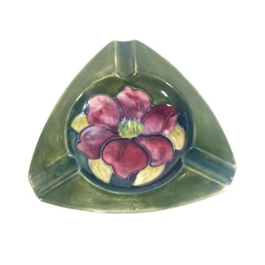 Moorcroft Keramik rot Clematis Blume Dreieck Aschenbecher Queen Mary Aufkleber - Bild 1 von 3
