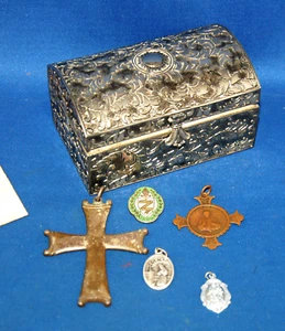A white metal casket with five medieval style religious items, gothic - Picture 1 of 2