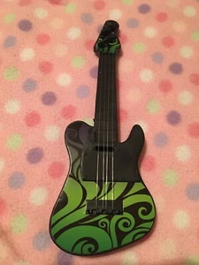 PRETEND PLAY SPIELZEUG MUSIKGITARRE GRÜN & SCHWARZ ZUBEHÖR 11" NEU IN VERPACKUNG - Bild 1 von 2