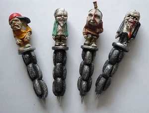 4x Plumas de Escritura de Zombies Urbanos - Juego Completo de Bolígrafos para Caminar Novedad de Zombies Muertos ¡NUEVOS! - Imagen 1 de 1