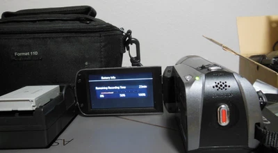 Canon Vixia HF R200 2batteries,2charges,16GB, SSD card, Bag Used - Image 1 of 4