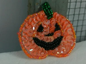 Vintage Halloween Handarbeit Pailletten Samen Perlen glänzend lächelnd Kürbis Mod Anstecknadel Brosche - Bild 1 von 9