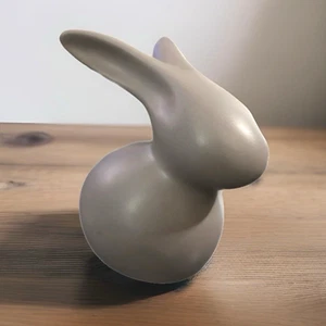 Adorable estatuilla de conejo de cerámica gris marrón - Imagen 1 de 5