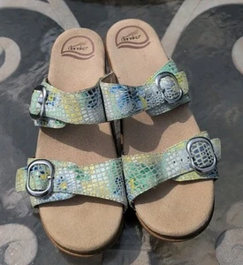 Sandalia Dansko Sophie Verde Amarillo Cuero Estampado Serpiente Cómoda Deslizable 8.5/9 EU 39 - Imagen 1 de 5