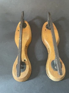 Paar original antike Schlittschuhe aus Holz mit Eisenklingen, Vintage - Bild 1 von 5