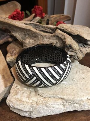 AKKAD 黑色白色珐琅深水钻手镯铰边手链 7 3/8 — 第 1/4 张图片