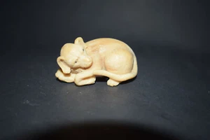 Netsuke, orzech z taguanu, leżący pies, oczy z onyksu, znak., patrz delikatna jakość, 57mm - Zdjęcie 1 z 6
