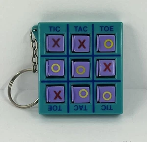 Vintage 1996 Basic Fun Inc. Miniatur Tic Tac Toe Spiel Schlüsselanhänger - Bild 1 von 3