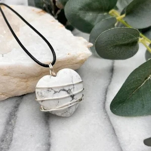 Howlite White Crystal Heart Wire Wrapped Pendant Necklace. - Picture 1 of 4