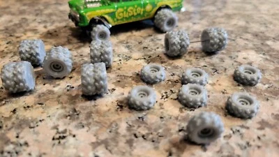 8 neumáticos de agarre de barro doble y 8 individuales con agujero en el centro para coches a escala 1/64. Foto 1 de 4