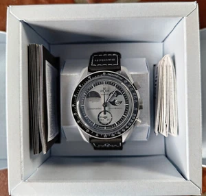 MOONSWATCH : MISSION TO EARTHPHASE - OMEGA - S033M700 Neuve - Picture 1 of 8