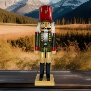 Schiaccianoci Natalizio Uniforme Verde, Cappello Rosso, Stivali Neri 14” Legno Macchiato  - Foto 1 di 10
