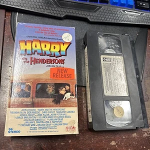 Harry and the Hendersons {VHS} 1987 Family Comedy Preowned - Picture 1 of 3