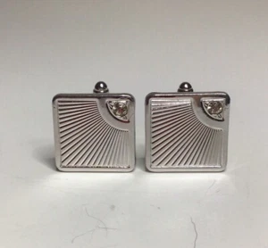 Gemelos cuadrados tono plata con líneas grabadas con diamantes de imitación transparentes de 3/4 pulgadas - Imagen 1 de 12