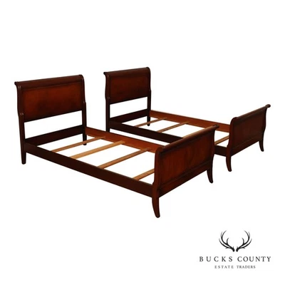 Par de camas de trineo dobles tradicionales de caoba de colección de los años 40 Foto 1 de 4