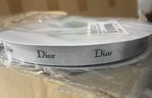 NEUF CHRISTIAN DIOR 5/8" ruban cadeau argent/gris avec lettrage noir 50M - Photo 1/2