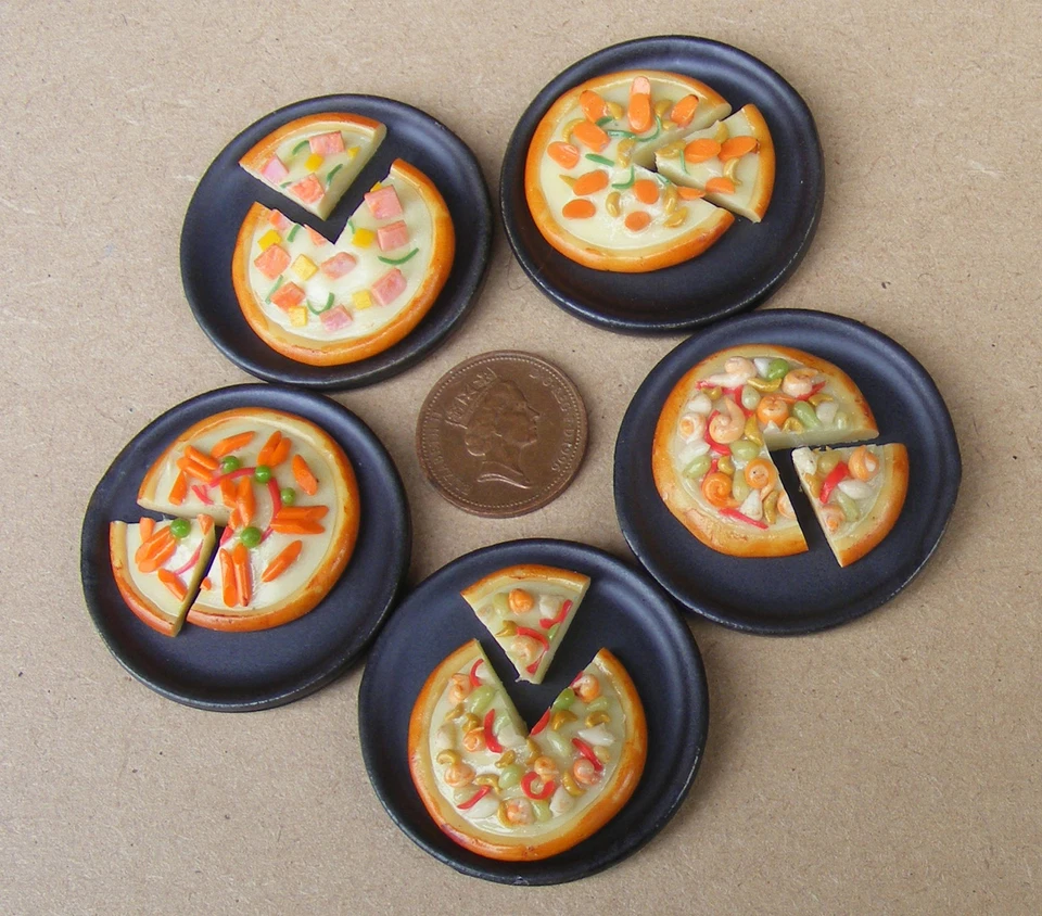Einzelne geschnittene Pizza auf einem Steinteller Tumdee Maßstab 1:12 Puppenhaus Essen zum Mitnehmen