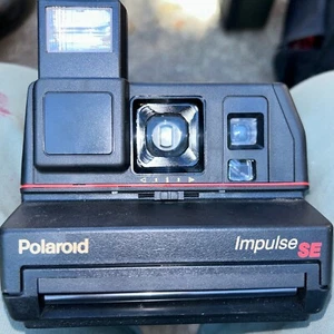 Bonita cámara de película instantánea con enfoque automático Polaroid Impulse SE de colección con flash electrónico - Imagen 1 de 3