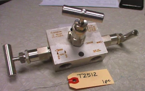 Swagelok SS-V3NBF8 Stainless Steel 3-Valve Instrument Manifold 1/2" Female NPT - Picture 1 of 12