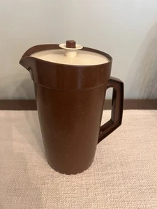 Tupperware #800 2 Quart Pitcher Brown Base with Push Button Lid USA Vintage - Picture 1 of 3