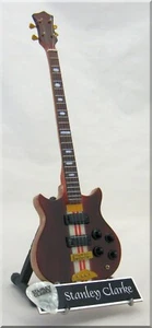 Bajo miniatura Stanley Clarke Alembic Jazz con púa de guitarra - Imagen 1 de 2