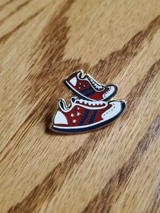 Tennisschuh Sneaker Vintage Pin Revers Tie qs - Bild 1 von 3