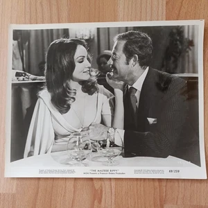 Julie Newmar + Dan Rowan in The Maltese Bippy (1969 - Bild 1 von 1