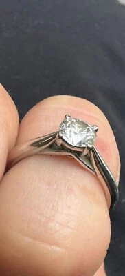 Anillo de diamantes y platino (PT950) con un diamante brillante de corte redondo (0,6 quilates) Foto 1 de 4