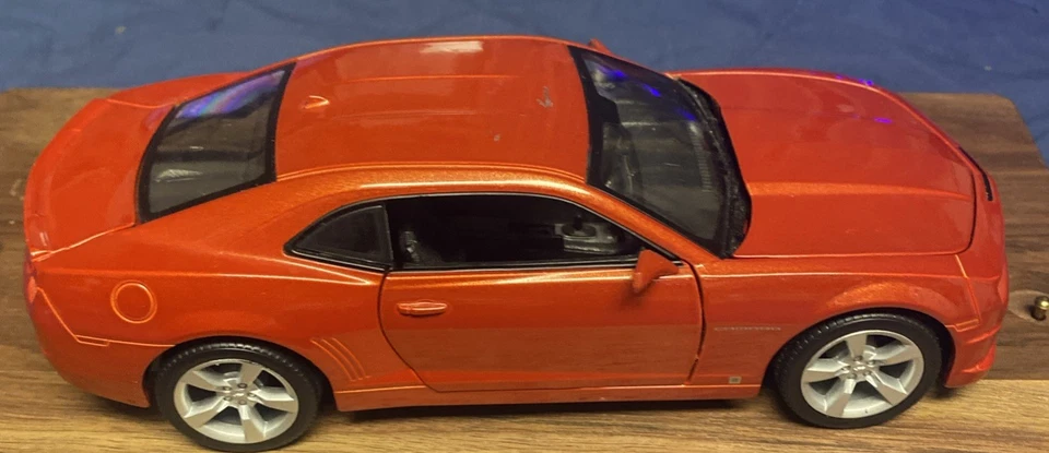 2010 Maisto Chevrolet Camaro Muscle Car laranja 1/24 com abertura de portas e capô - Imagem 1 de 4