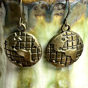 Pendientes de gancho francés tono bronce con dije mapa del mundo. Viaje. Vacaciones. S039 - Imagen 1 de 3