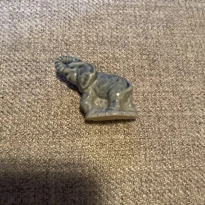 Elefante mini statuina tronco rosa tè Wade Eng stravagante - Foto 1 di 4