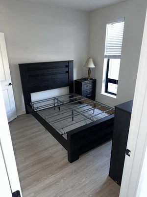 Juego de dormitorio muebles Ashley con tocador, mesita de noche y colchón Foto 1 de 4