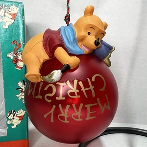 Vintage Disney Store Winnie The Pooh Adorno de Navidad 1995 Pintura Roja Grande - Imagen 1 de 15