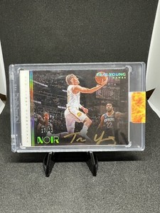 2019-20 Noir Spotlight Signatures Trae Young Gold On Card AUTO /99 Hawks SSP