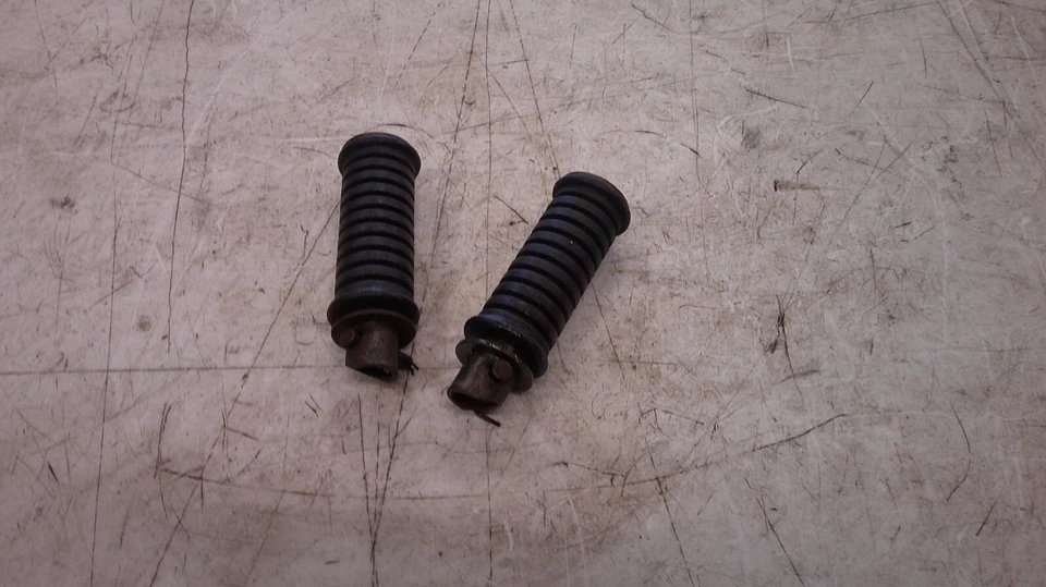 Reposapiés trasero pasajero Suzuki GS250 T 1980-1981 Foto 1 de 4